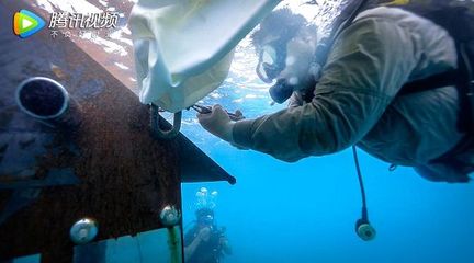 侶行夫婦造珊瑚礁 《我們的侶行2》記錄“海底家園”建造全過程